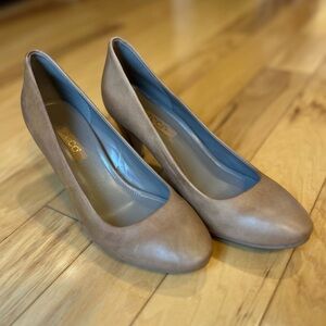 NWOT Ecco Women’s Tan Heels Shoes